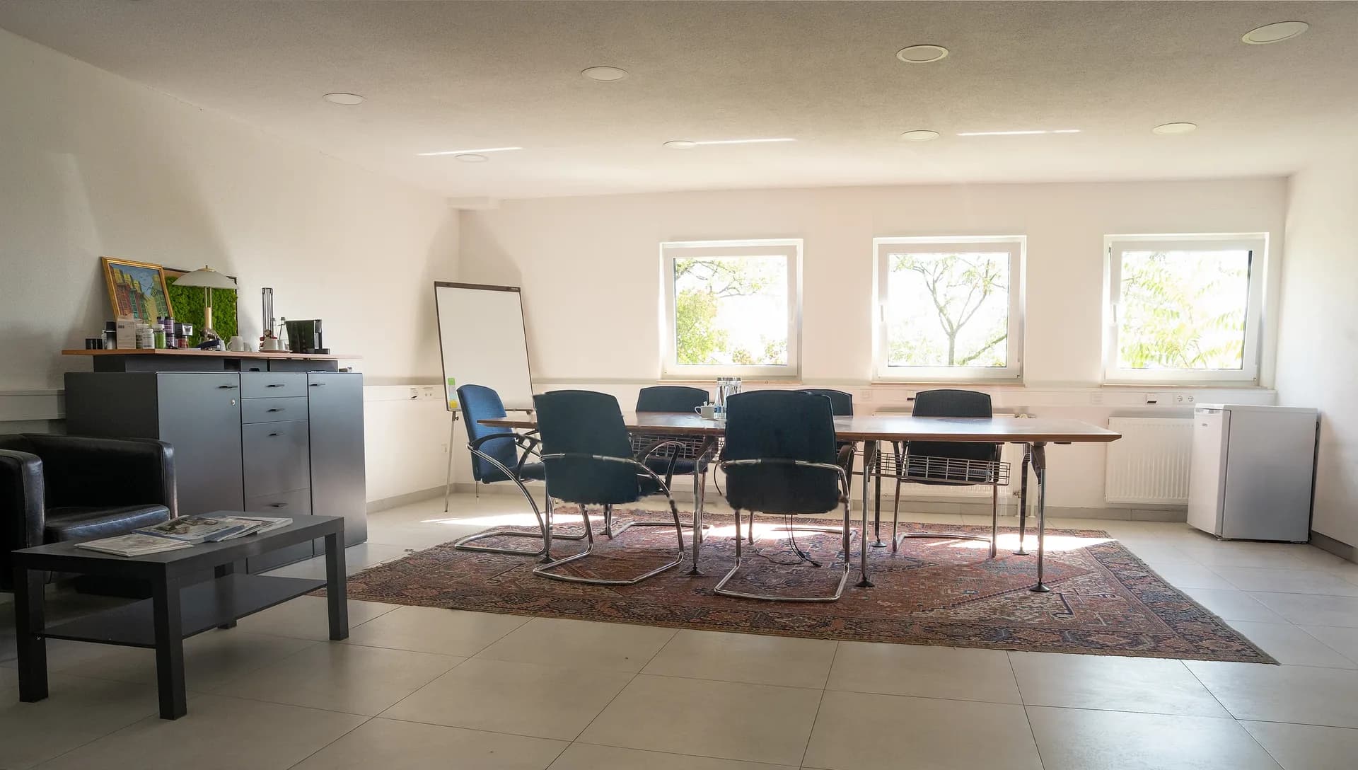 Büro im Erdgeschoss: Besprechungsraum mit Fensterfront