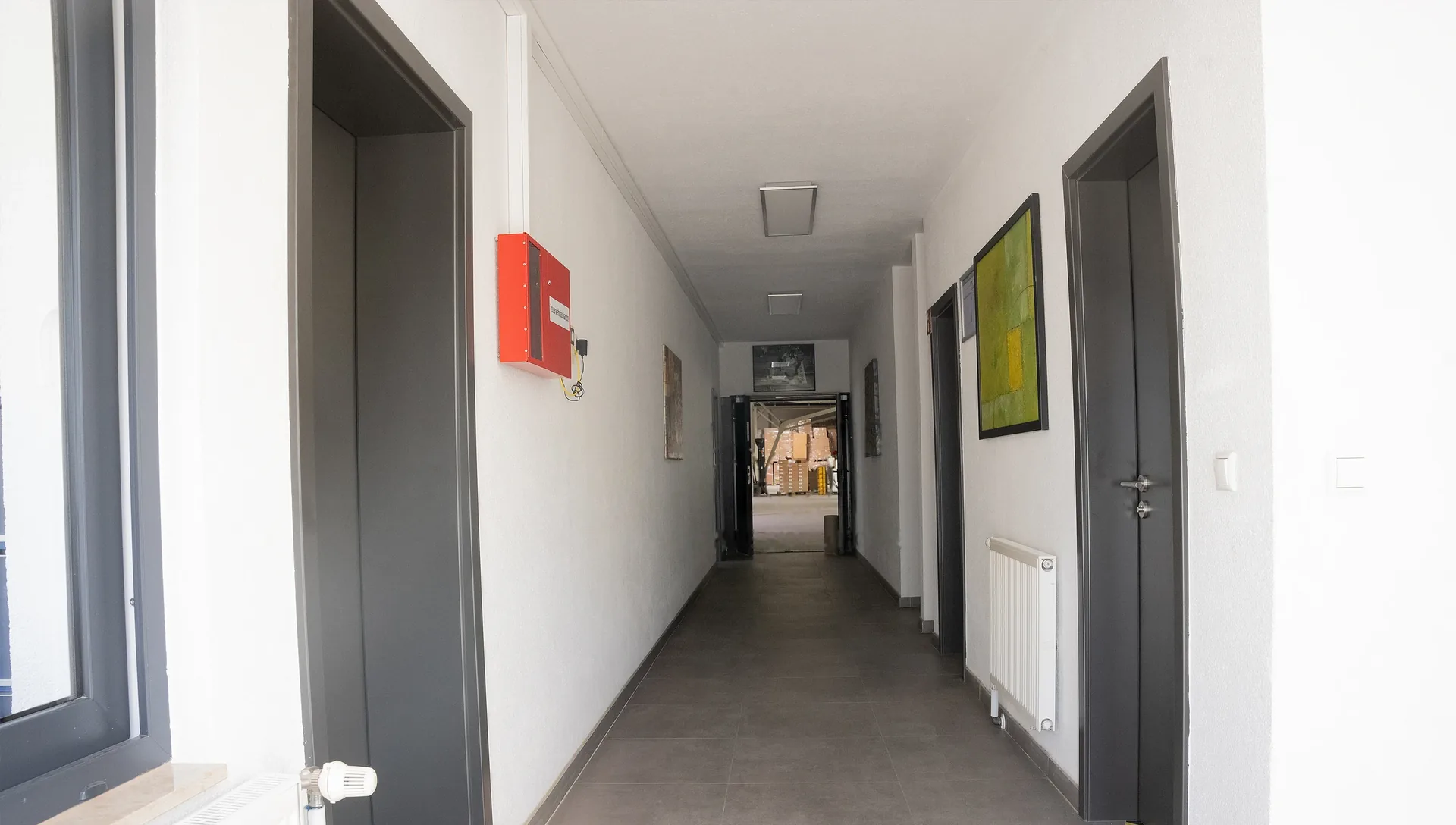 Büro im Erdgeschoss: Flur
