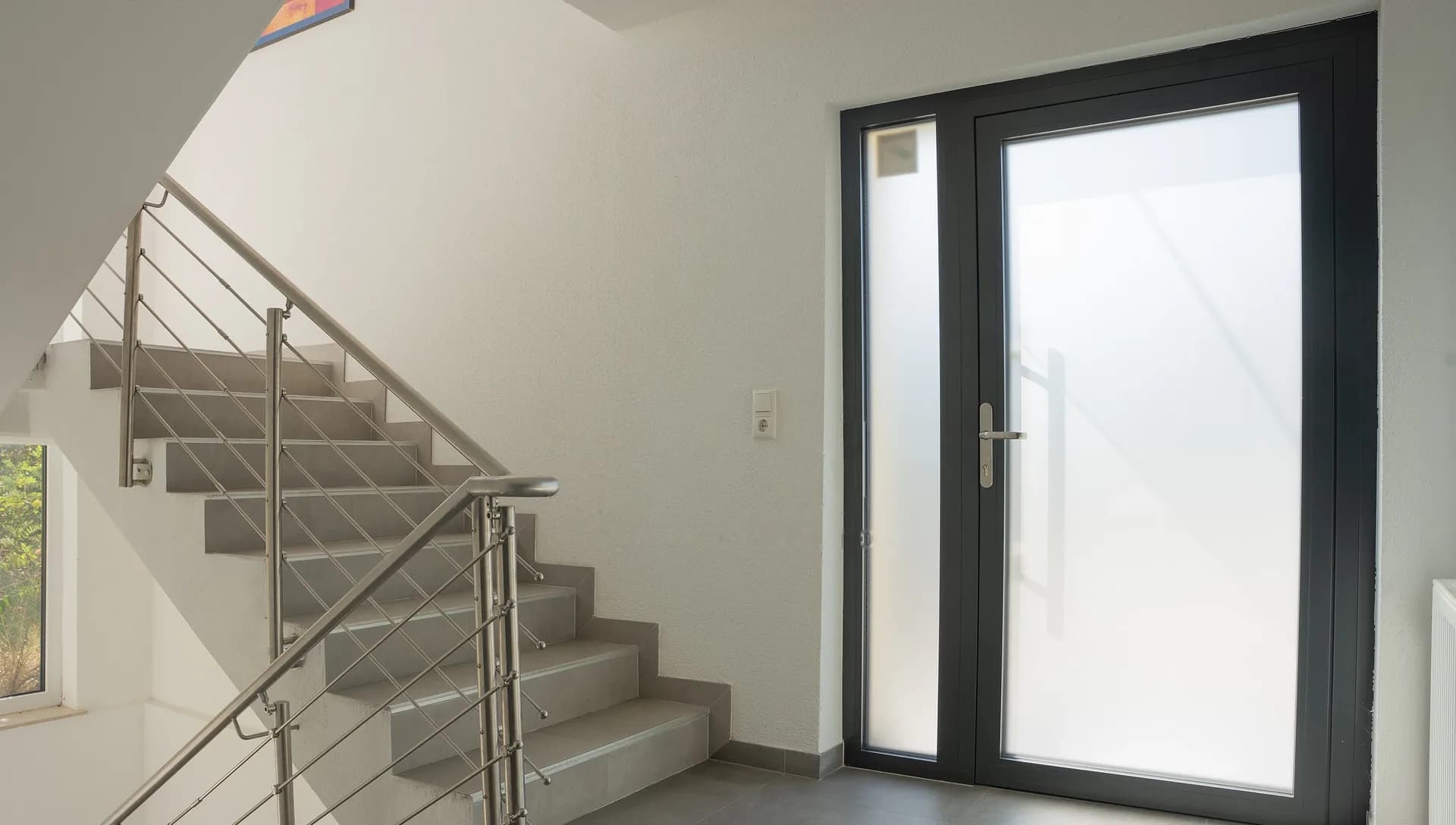 Treppenhaus im Büroanbau mit Eingangstür